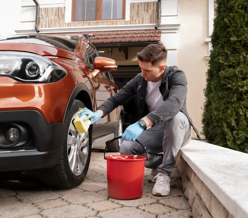 Lavage auto à domicile Guessling-Hémering : professionnel intervenant sur un véhicule